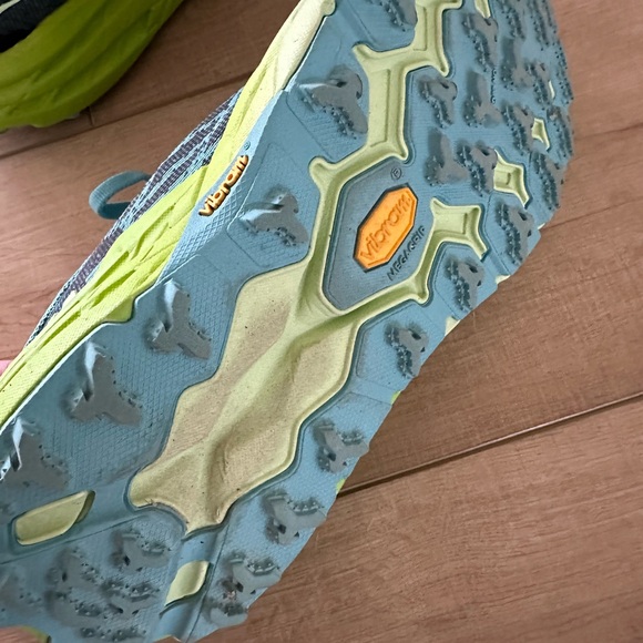 Women’s size 8, Hoka Speedgoat. Worn twice. - Picture 4 of 5